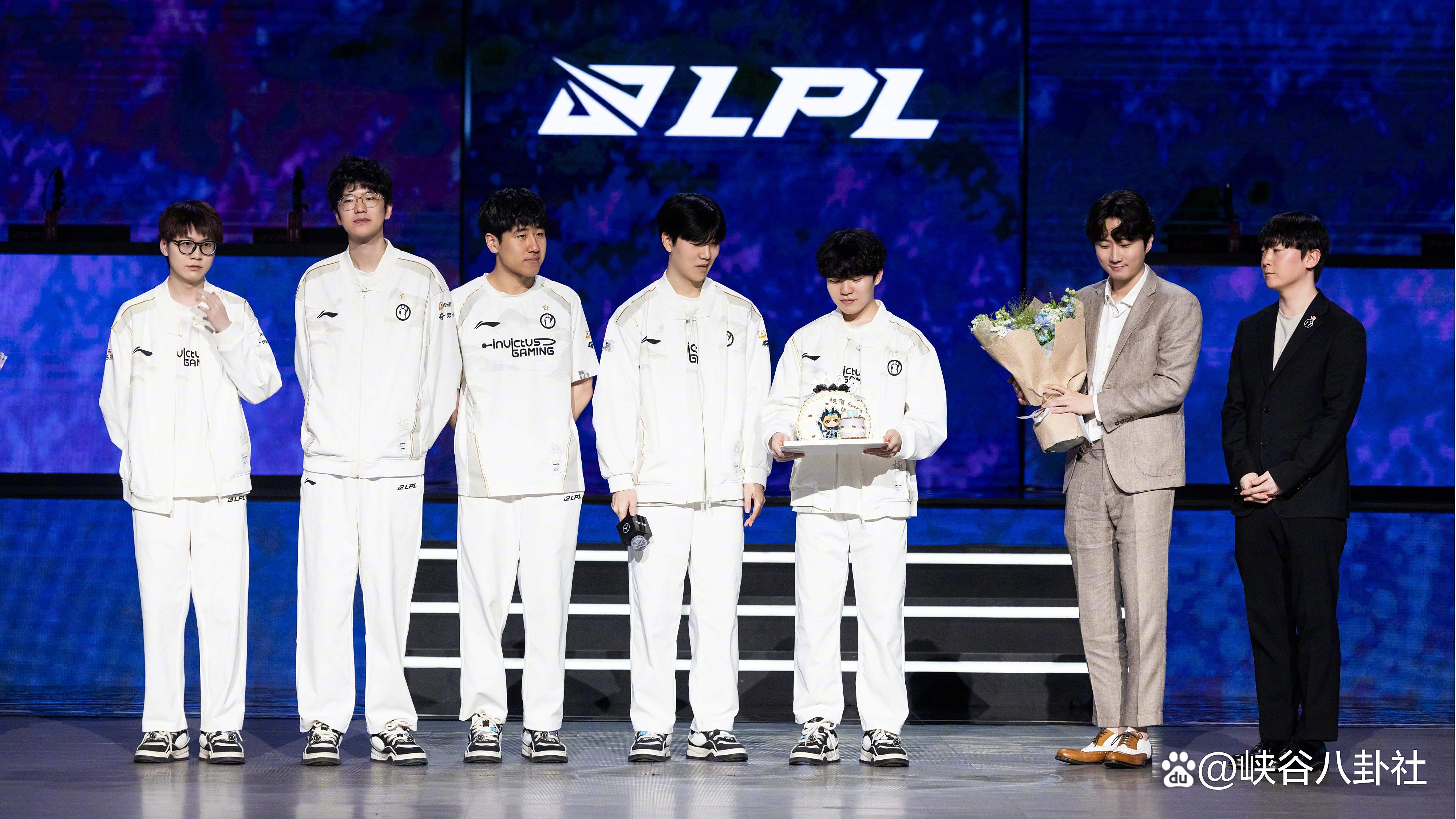 关于出色发挥引发热议!,Rookie在老鹰比赛中锐不可当赛场气氛高涨的信息